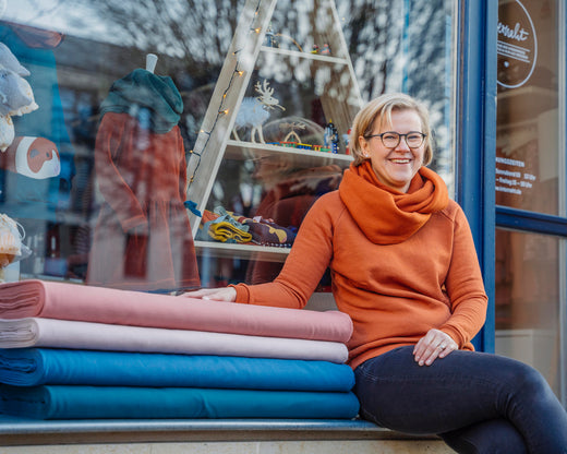 Annett auf dem Fensterbrett vor unserem internaht-Atelier in Dresden