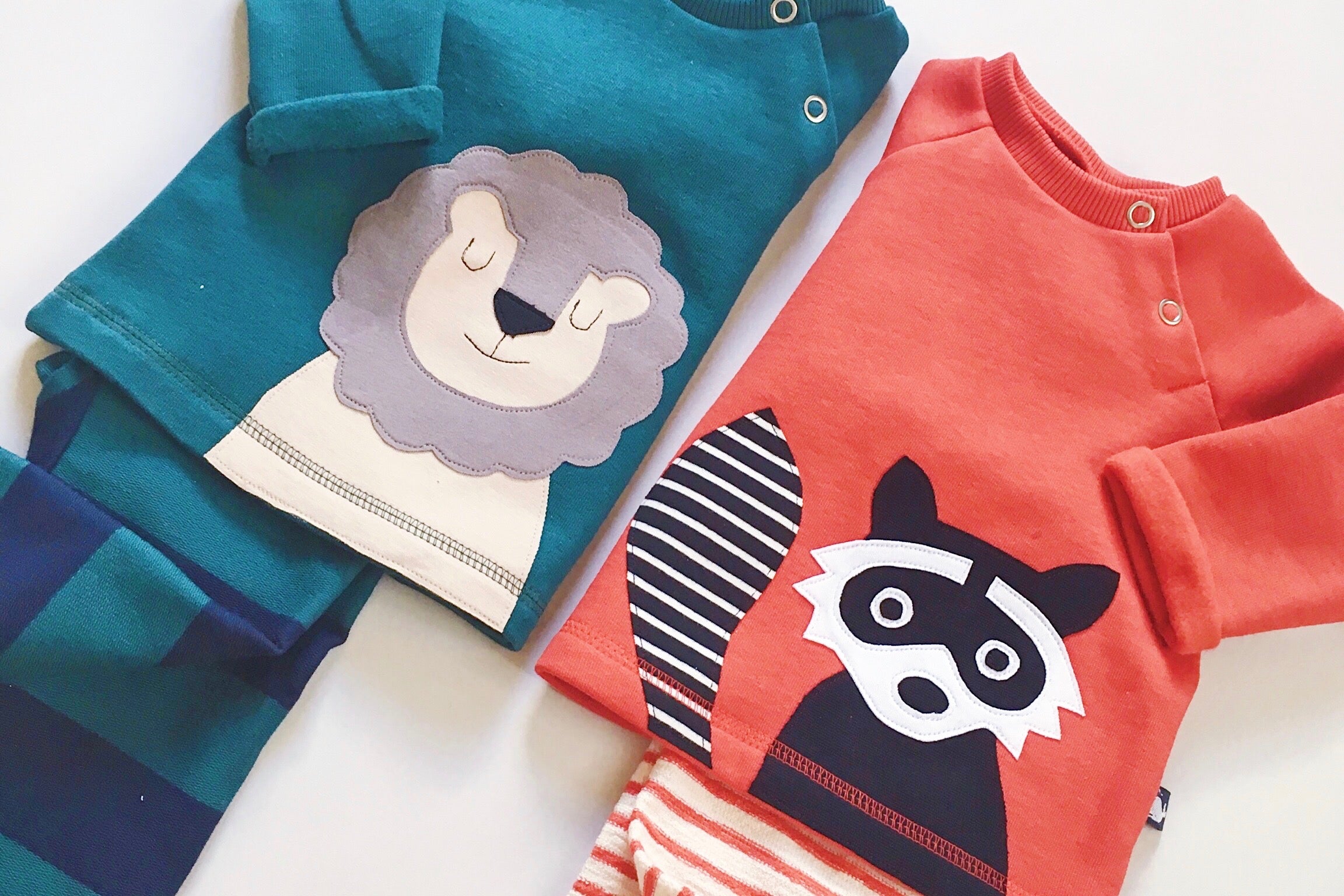 Baby Pullover mit Löwe und Waschbär aus 100% Biobaumwolle von internaht