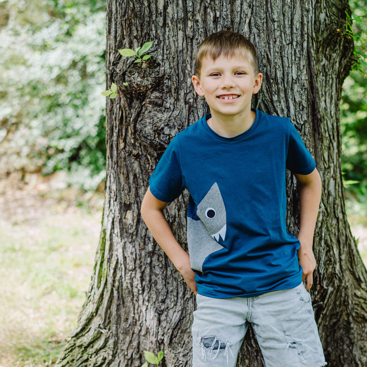 Petrolfarbenes Kinder T-Shirt mit Hai aus 100% Biobaumwolle von internaht