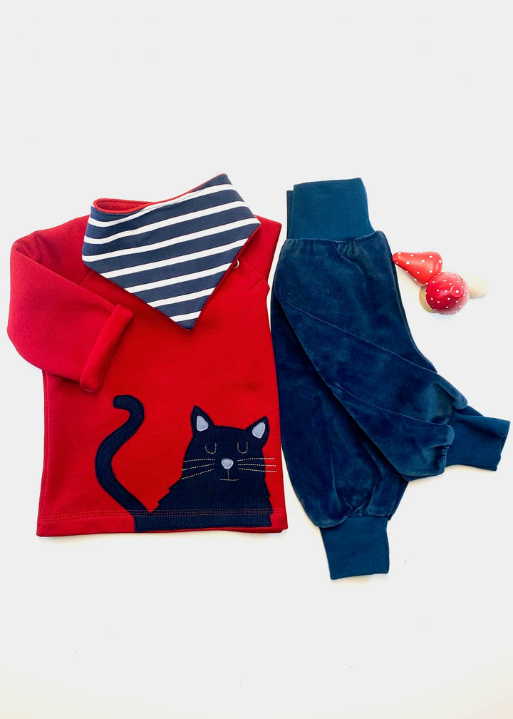 3teiliges Baby Geschenk-Set bestehend aus rotem Baby Sweater mit Katzenmotiv, dunkelblauer Nicki Hose und gestreiften Baby Halstuch von internaht