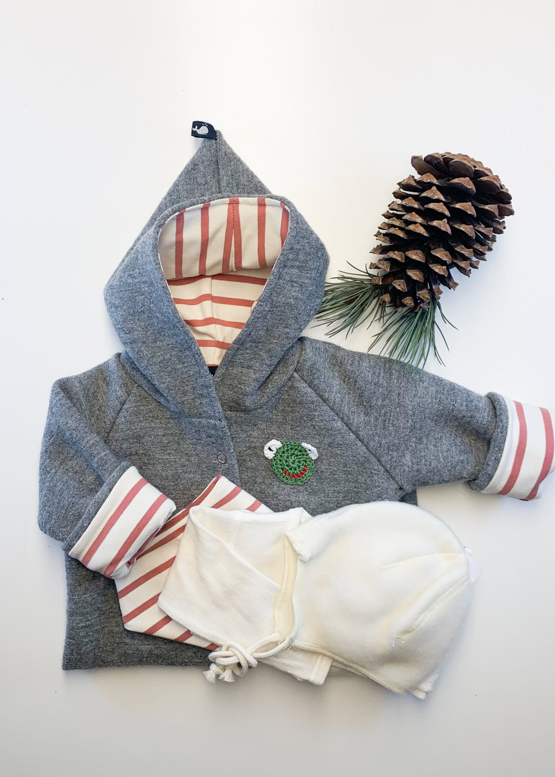 4tgl. Baby Geschenkset "Wolkenzaber" bestehend aus einem grauen Baby Wollwalk Overall, einem gestreiften Baby Halstuch und Body und Mütze aus Merinowolle in Ecru