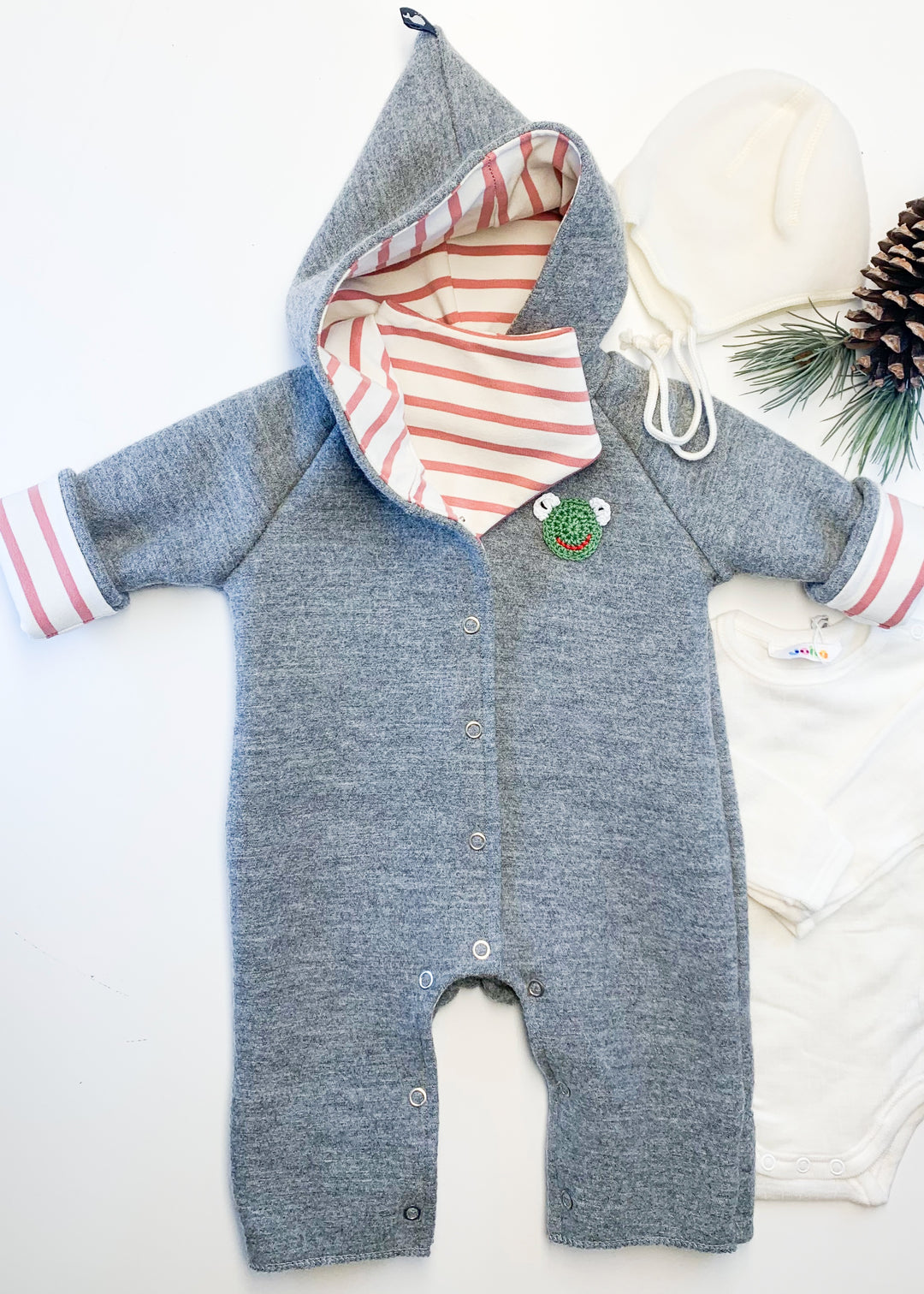 Überblick zum Baby Geschenkset "Wolkenzaber" bestehend aus einem grauen Baby Wollwalk Overall, einem gestreiften Baby Halstuch und Body und Mütze aus Merinowolle in Ecru