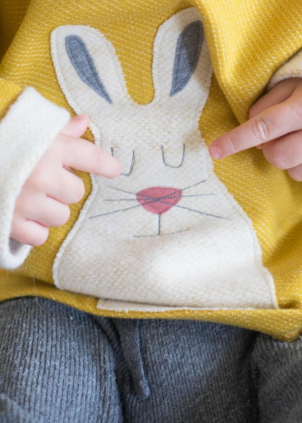 Senfgelbes Schneehasen Sweatshirt von internaht für Babys