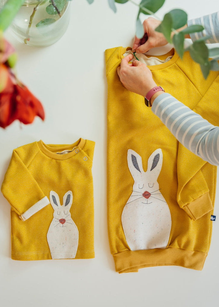 Senfgelbes Sweatshirt mit Schneehase für Babys und Kinder aus 100% Biobaumwolle von internaht