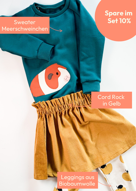 Fröhliches Kinder-Outfit mit Meerschweinchen Sweater in Smaraagdgrün, Cord Rock in Gelb und Leggings mit Äpfeln Gelb aus Biobaumwolle von internaht