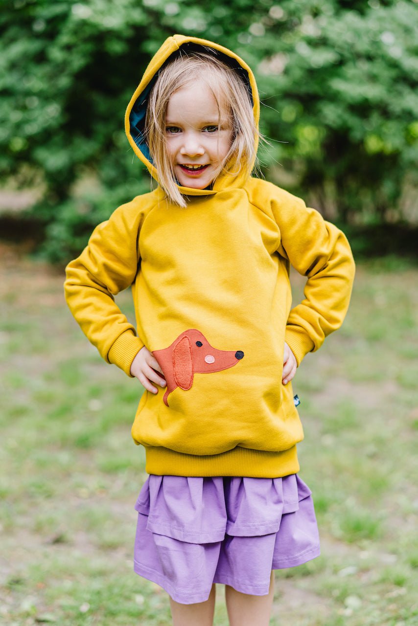 Senfgalber Dackel Pullover für Kinder aus 100% Biobaumwolle von internaht