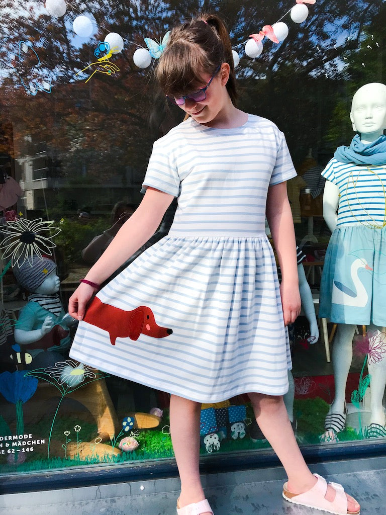 Hellblau gestreiftes Sommerkleid mit Dackel für Mädchen aus Biobaumwolle von internaht