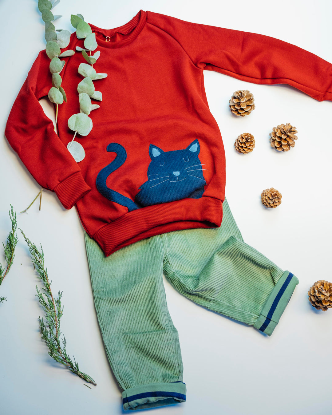 Kinder Outfit bestehend aus rotem Katzen Sweatshirt von internaht und Cord Hose von Pigeon beides aus 100% Biobaumwolle