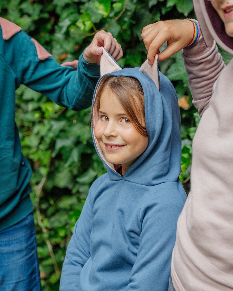 Entzückender blaugrauer Kinder Hoodie mit Katzenohren von internaht