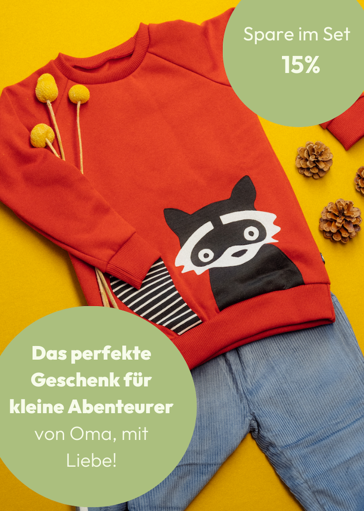 Kinder Outfit mit orangefarbenen Waschbär-Sweater von internaht und blauer gefütterter Cord Hose von Pigeon beides aus 100% Biobaumwolle - spare im Set 15%