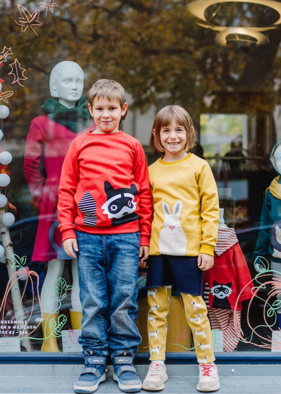 Fröhliche Kinder Pullover mit Waschbär und Schneehase aus 100% Bio Baumwolle von internaht