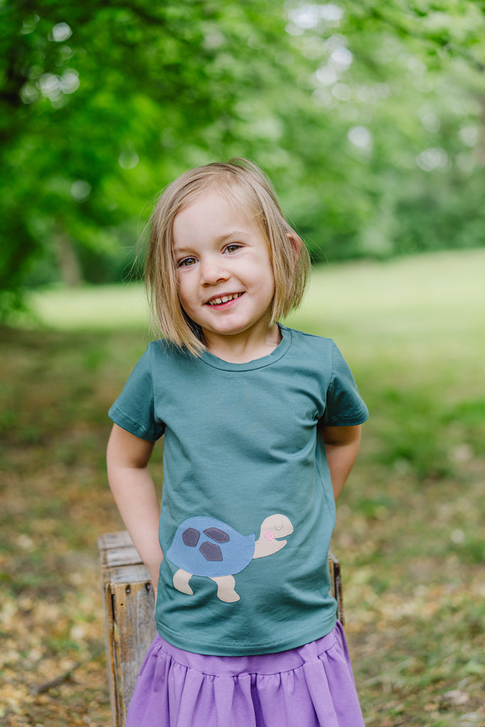 Grünes Kinder T-Shirt mit Schildkröte aus 100% Biobaumwolle von internaht