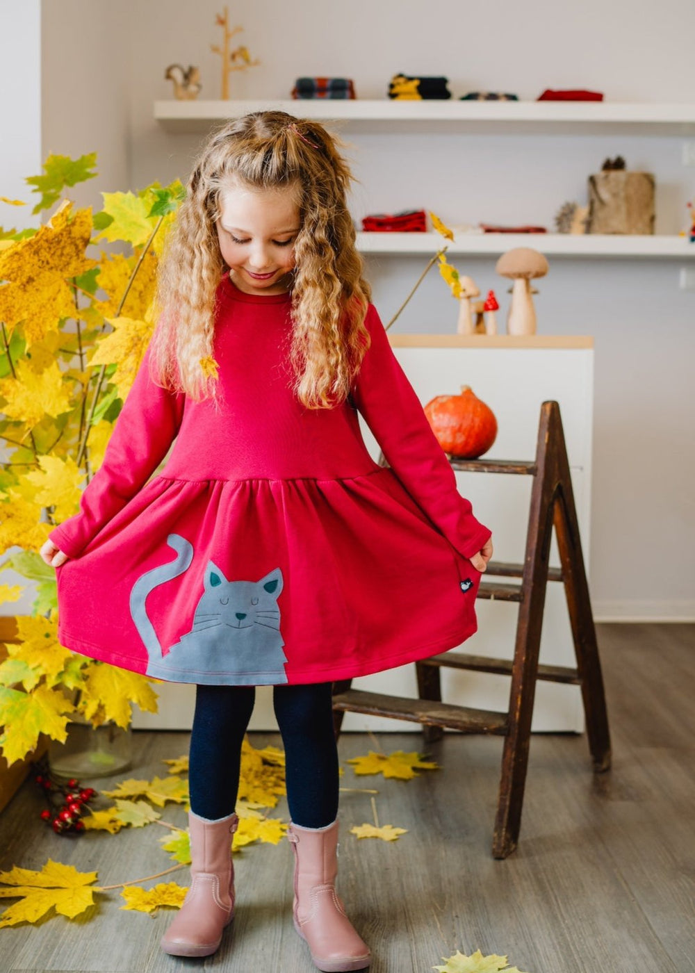 Farbenfrohes Mädchenkleid mit Katze aus 100% Biobaumwolle von internaht