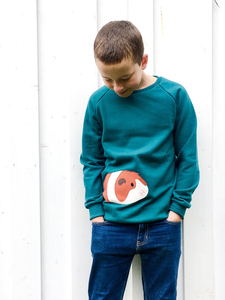 Smaragdgrünes Sweatshirt für Kinder mit Meerschweinchen aus 100% Bio Baumwolle von internaht