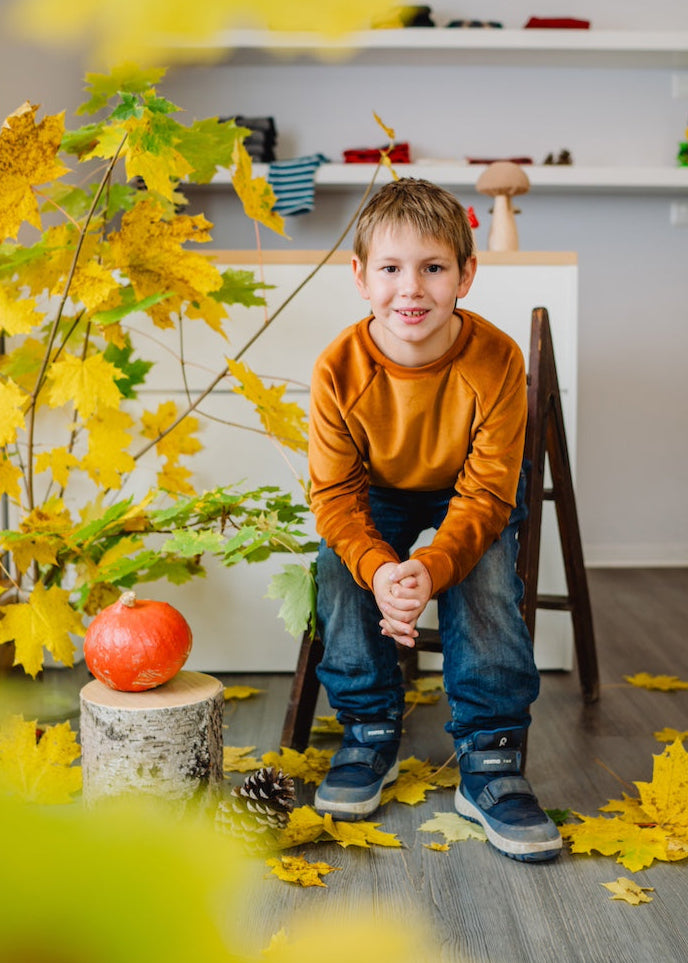 Brauner Nicki Pullover für Kinder in Karamell aus 100% Biobaumwolle von internaht