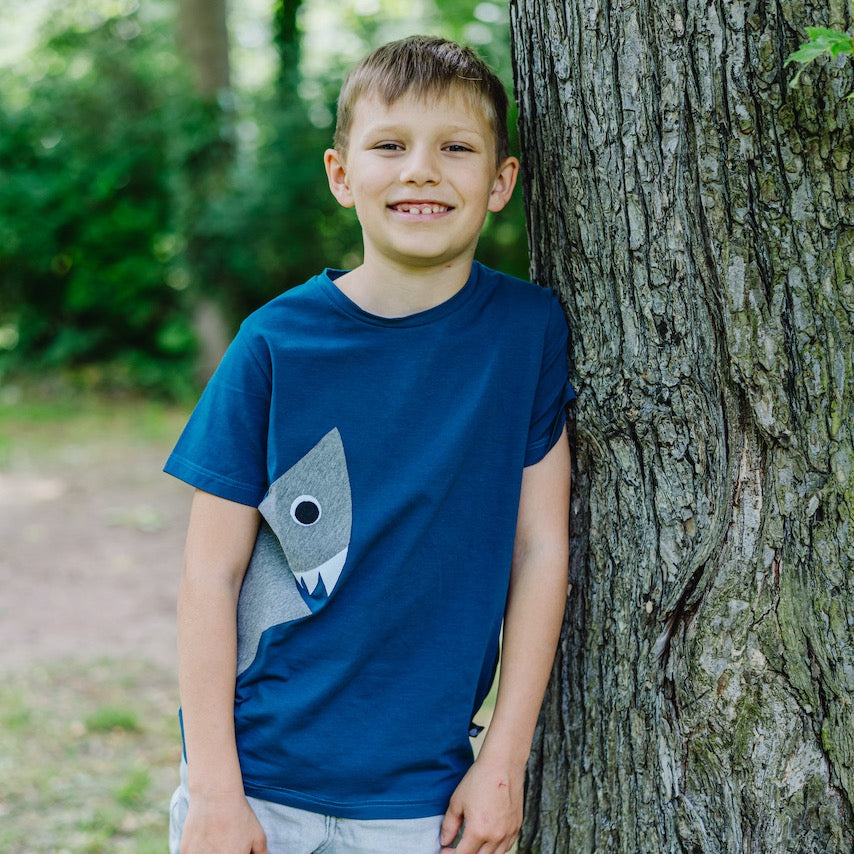 Lässiges Kinder Kurzarm T-Shirt mit Hai aus 100% Biobaumwolle von internaht