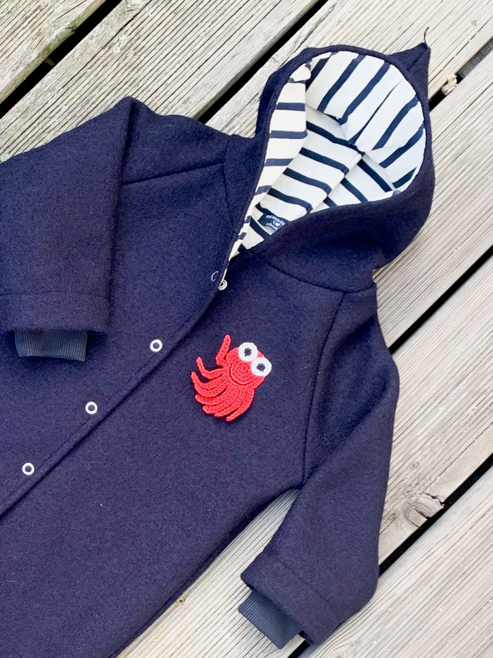 Wollwalk Overall für Kinder in Navy mit Häkel Krake aus 100% Wolle von internaht