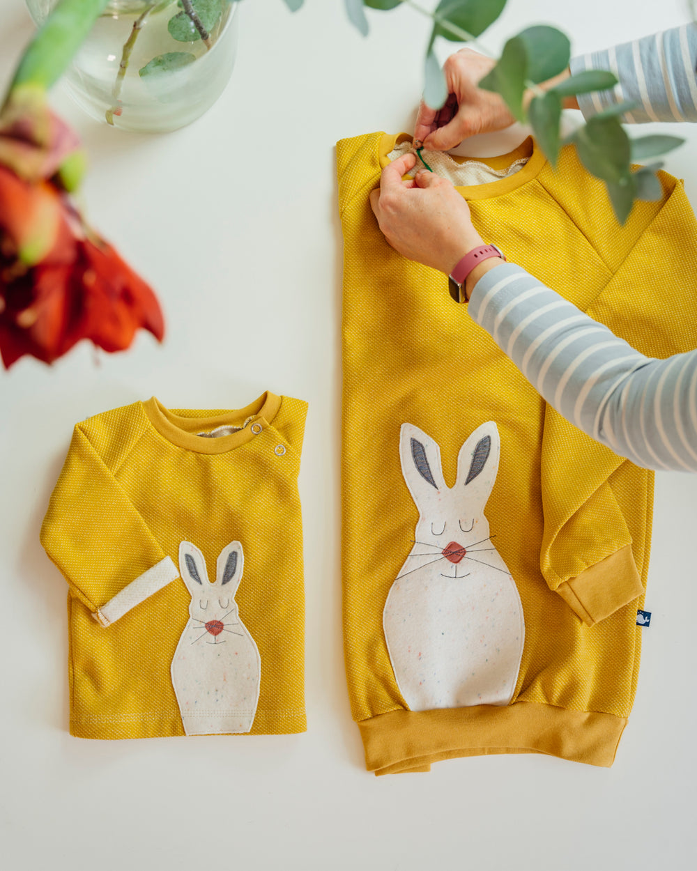 Senfgelbes Schneehasen-Sweatshirt für Babys und Kinder aus 100% Biobaumwolle von internaht